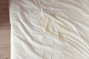 Cara Cepat Menghilangkan Noda yang Nempel Di Sprei, dalam 30 Menit Bisa Bersih Kembali Tanpa Dilaundry