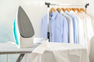 Dikasih Tahu Pemilik Laundry, Ternyata Begini 5 Trik Menyetrika Kemeja Biar Hasilnya Rapih dan Licin