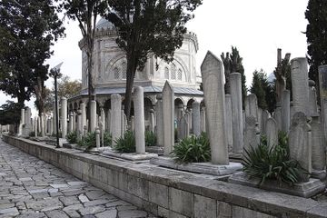 Deretan kuburan di kompleks Masjid Suleymaniye peninggalan Kekaisaran Ottoman.