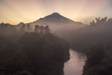 Dengan kecantikan alam baik di darat maupun di air yang amat memukau, Likupang adalah salah satu Destinasi Super Prioritas yang bahkan mampu memikat pelancong mancanegara. Sedemikian eloknya kawasan ini sehingga konon sembilan bidadari sudi turun dari kayangan untuk mandi, bahkan menetap di tanah Minahasa ini. Salah satu kemolekan bentang alam yang menanjakan mata dan jiwa ialah pemandangan Gunung Klabat, gunung tertinggi di Provinsi Sulawesi Utara dalam dekapan kabut pagi.