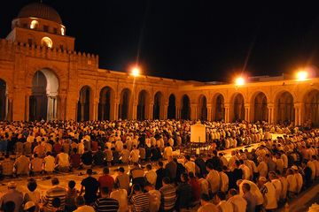 Ramadan menjadi bulan suci yang sakral bagi segenap Muslim di seluruh dunia. Seperti halnya perayaan salat Tarawih di Masjid Agung Kairouan pada Bulan Ramadan tahun 2012.