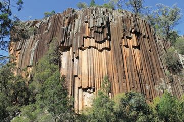 Sawn Rock &ndash; Nandewar Volcanic Range, NSW, salah satu gunung berapi yang dipelajari dari rantai vulkanik Australia timur.
