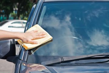 Cara Membersihkan Jamur di Kaca Mobil yang Bikin Buram, Modal Diusap 1 Bahan Dapur Ini Pasti Kinclong