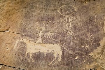 Petroglif kuda dan penunggangnya di situs Tolar yang terletak di Sweetwater County, Wyoming, kemungkinan besar diukir oleh leluhur orang Comanche atau Shoshone.