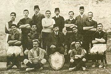 Tim sepak bola Galatasaray di musim 1908-1909. Gairah sepak bola yang dibawa bangsa asing, telah mendorong orang-orang Turki sejak era Ottoman hingga mendirikan Klub Sepak Bola Galatasaray. 