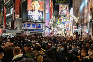 Kerumunan orang berkumpul di Persimpangan Shibuya Tokyo untuk merayakan awal Tahun Baru pada 31 Desember 2022.