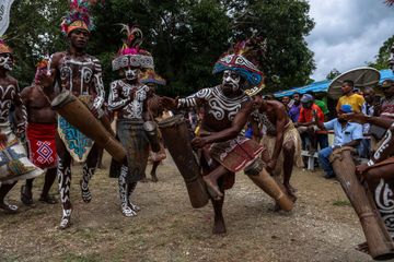 Masyarakat adat Biak Karon melakukan tarian pembuka menjelang pembukaan Festival Munara Beba Byak Karon. Festival ini berisi rangkaian adat untuk mengingat kembali tradisi orang Biak yang nyaris terlupakan generasi muda, sekaligus melindungi alam bawah laut.