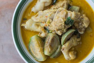 Menu khas Lebaran yang selalu dihidangkan saat perayaan Idulfitri adalah opor ayam.