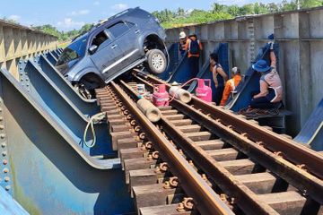 Viral Mobil masuk lintasan rel kereta api di Banyumas