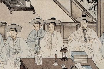Dinasti Joseon Korea menganut sistem sinosentrik. Mereka menganggap Kekaisaran Tiongkok sebagai pusat dunia. Seiring dengan berjalannya waktu, Dinasti Joseon di Korea bahkan mengeklaim sebagai penerus Dinasti Ming Tiongkok. 