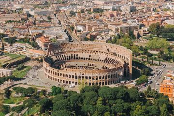 Sebagai ibu kota Kekaisaran Romawi, Kota Roma memiliki bangunan dan monumen yang memukau di masanya. 