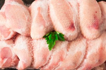 Begini Cara Mencairkan Daging Ayam Beku yang Aman untuk Dimasak