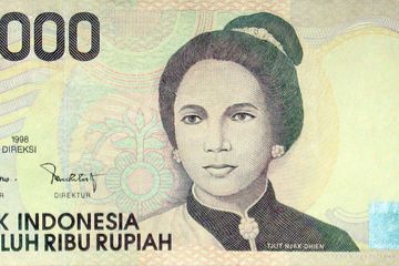 Cut Nyak Dien merupakan salah satu pejuang wanita yang ditakuti oleh Belanda. Sepeninggal suami pertamanya, ia terdorong untuk melanjutkan perjuangan mengusir Belanda dari Aceh.