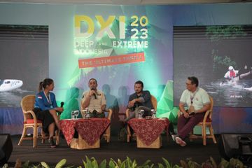Didi Kaspi Kasim, Editor-In-Chief National Geographic Indonesia (kedua dari kiri) bersama Ramon Y. Tungka dan Wijaya Surya berbicara tentang manfaat ekowisata demi lingkungan laut Indonesia yang bersih dari sampah di Deep and Extreme Indonesia 2023, Jakarta Convention Center.