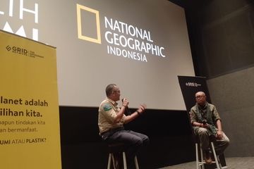 Editor in Chief National Geographic Indonesia Didi Kaspi Kasim (kiri) dan Managing Editor National Geograpic Indonesia Mahandis Yoanata Thamrin dalam diskusi film Semes7a yang digelar oleh Saya Pilih Bumi dan Wasteless Filim Festival 2023.