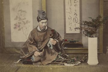 Sebelum Restorasi Meiji, ada kelas sosial di Kekaisaran Jepang terbagi menjadi empat tingkatan. Kelas samurai berada di tingkat teratas.