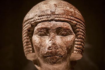 Khufu adalah firaun yang memerintahkan untuk membangun Piramida Agung Giza dalam sejarah Mesir kuno.