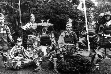 Di era Meiji, terdapat banyak perubahan di Kekaisaran Jepang. Perubahan ini turut memengaruhi kelas samurai yang sebelumnya berkuasa di pemerintahan. Seperti apa kehidupan di era Meiji ketika samurai tidak lagi berkuasa?