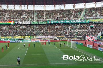Suasana laga bertajuk Persebaya 96 Aniversary Game antara Persebaya Surabaya vs Persija Jakarta di Stadion Gelora Bung Tomo, Surabaya, Minggu (18/6/2023).