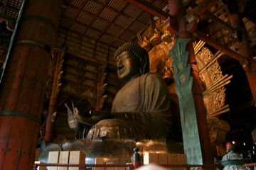 Daibutsu patung Buddha raksasa tinggi mencapai 15 meter, berada di Kuil  Todai-ji. Dibangun pada periode Nara kekaisaran Jepang 