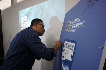 Muhammad Abrar, Peneliti Senior Bio-Ekologi Terumbu Karang di Pusat Riset Oseanografi BRIN, turut menandatangani komitmen kolaborasi dalam program Sisir Pesisir yang digagas National Geographic Indonesia.