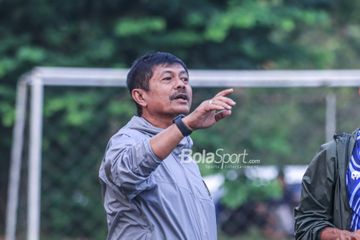 Direktur Teknik PSSI, Indra Sjafri, sedang memberikan intruksi di Lapangan Nirwana Park, Sawangan, Jawa Barat, Sabtu (22/7/2023).