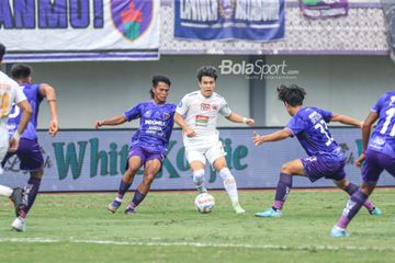 Ryo Matsumura (kanan) sedang menguasai bola dan dibayangi Rifky Dwi Septiawan (kiri) dalam laga pekan keempat Liga 1 2023 antara Persita versus Persija di Stadion Indomilk Arena, Tangerang, Banten, Sabtu (22/7/2023).
