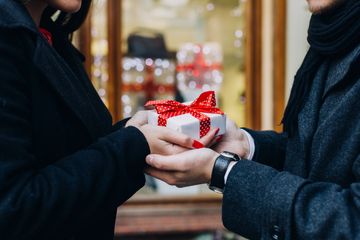 Termasuk Alat Kantor, Ini 9 Benda Cocok Jadi Hadiah Buat Teman Kantor yang Resign