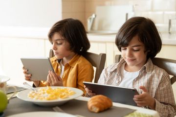 Ternyata Penyebabnya Sepele, Anak Obesitas Gara-Gara Makan Sambil Nonton, Ini Bahayanya