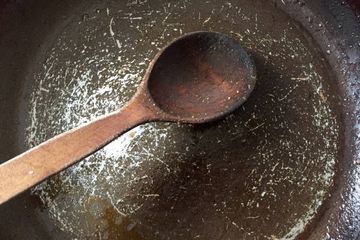 Kembali Seperti Baru, Begini Cara Mudah Menghilangkan Noda Hitam di Sutil Kayu Cuma Digosok 2 Bahan Dapur Ini