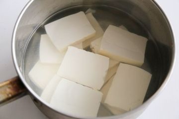 Tidak Akan Dikasih Info Sama yang Jual, Tahu yang Baru Dibeli Harus Direbus Sebelum Masuk Kulkas, Pas Mau Masak Pasti Kaget Temukan ini