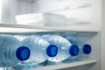 Tolong Kalau Mau Simpan Botol Air Minum di Freezer Cek Dulu Bagian Pantat Botolnya, Kalau Ada Simbol Angka Segitiga Ini Jangan Sampai Dimasukkan Kalau Tak Mau Meledak
