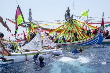 Petik laut atau sedekah laut sering digelar masyarakat pesisir untuk mensyukuri hasil laut yang melimpah dan agar terhindar dari bencana. Foto ini diambil di daerah Pantai Pandean, Situbondo.