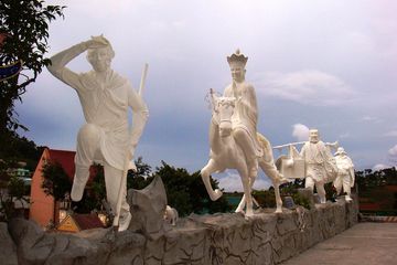 Su Wukong adalah salah satu tokoh penting dan populer dalam mitologi Tiongkok. Dikenal sebagai Kera Sakti, ia melakukan perjalanan ke barat bersama biksu Tang.
