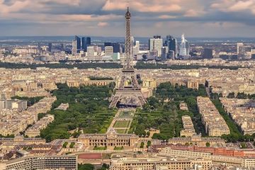 Menara Eiffel, sejarah pembangunannya harus menghadapi kritikan dan kecaman yang keras, sebelum akhirnya menjadi bangunan yang terkenal di dunia.