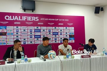 Pelatih timnas U-23 Indonesia, Shin Tae-yong dan Marselino Ferdinan saat konferensi pers pasca-laga lawan Taiwan di Stadion Manahan, Solo, Sabtu (9/9/2023).