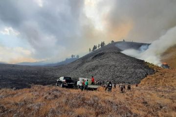 Tim gabungan saat melakukan pemadaman kebakaran di kawasan BB TNBTS pada 5 September 2023. Kebakaran terjadi akibat suar yang dibawa pasangan foto pranikah.