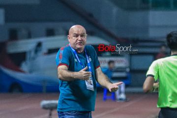 Pelatih Persib Bandung, Bojan Hodak, sedang memantau para pemainnya bertanding di Stadion Patriot Candrabhaga, Bekasi, Jawa Barat, Sabtu (23/9/2023).
