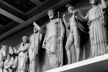 Penuturan kisah mitologi Yunani seringkali menyimpang dari fakta.