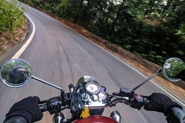 Nahas Pengendara Motor Tewas Tabrak Truk karena Asyik Main Hp saat Berkendara