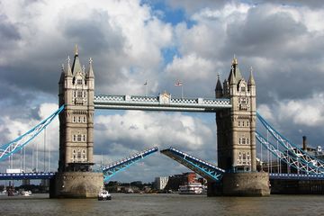 Tower Bridge: Sejarah Jembatan dengan Dua Menara yang Unik di London