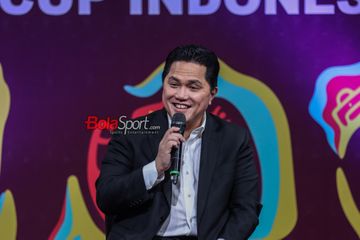 Ketua Umum PSSI, Erick Thohir, sempat tersenyum saat sedang memberikan keterangan kepada awak media di Kawasan Senayan, Jakarta, Selasa (3/10/2023).