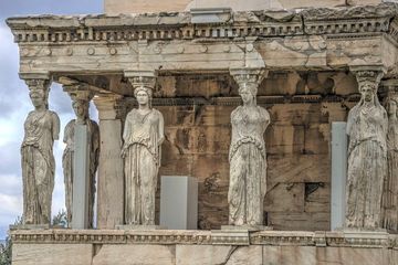 Beberapa mitologi Yunani berdasarkan kisah nyata memiliki lokasi asli yang dapat ditelusuri.