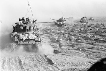 Barisan tank Brigade ke-14 Pasukan Pertahanan Israel (IDF) dalam Perang Enam Hari pada 5 Juni 1967. Perang singkat ini membawa kemenangan signifikan untuk Israel atas ketidaksiapan negara-negara Arab dalam konflik.