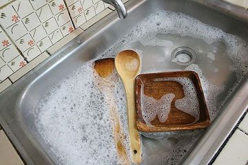 Iseng Intip Emak Rendam Peralatan Masak di Air Cuka Setelah Masak Ikan, Ternyata Hasilnya Bikin Bahagia Satu Rumah