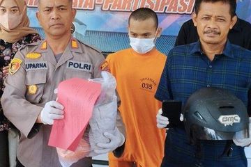 Kapolsek Girimulyo, AKP Suparna menunjukkan barang bukti kasus melarikan anak perempuan di bawah umur, Minggu (08/10/2023). Tampak pelakunya, TBS, di belakang (pakaian oranye). 