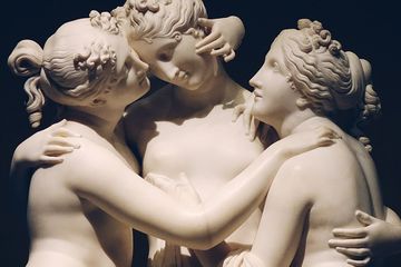 Monumen para Grace, dewi karunia yang digambarkan telanjang dalam mitologi Yunani