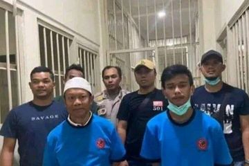 Muhamad Ramdanu atau Danu dan Yosef Hidayah alias Yosep saat digiring Petugas ke Ruang Tahanan Polda usai ditetapkan menjadi tersangka kasus Pembunuhan Ibu dan anak di Jalancagak 
