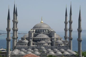 Masjid Biru banyak mengambil inspirasi dari tradisi arsitektur Hagia Sophia.