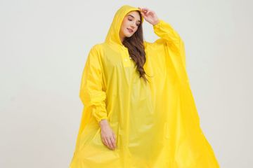 Simak rekomendasi barang musim hujan di bawah 100 ribu buat pekerja yang naik transportasi umum!